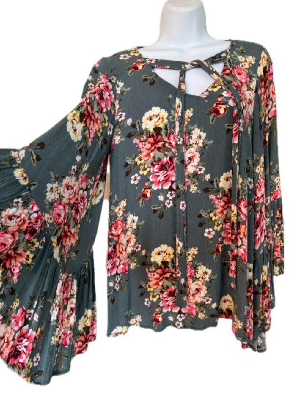 EASEL Deja Flowy Cottage Floral  Blouse w/ Tie & Bell  Sleeves‎ in Sage Sz S NEW